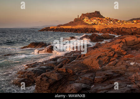 Belle vue sur la ville médiévale de Castelsardo au coucher du soleil. Province de Sassari, Sardaigne, Italie. Destination de vacances et de voyage populaires Banque D'Images