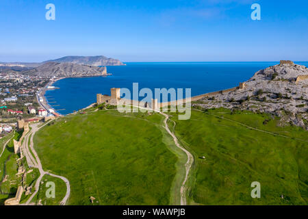 Vue panoramique vue aérienne de la forteresse génoise au coucher du soleil à Sudak Banque D'Images