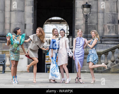 Edinburgh, Royaume-Uni. Août 22, 2019. Les diplômés du Collège International de Shanghai de la mode et de l'Innovation (SCF) ont pris des silhouettes chinois classique, de tissus et de couleurs et leur a donné une touche moderne. La vitrine de la mode - de Shanghai avec l'amour - est une collaboration entre l'Université Donghua et l'Institut Confucius de l'Ecosse dans l'Université d'Édimbourg. Les spectacles ont lieu les 23 et 24 août dans le cadre du Festival Fringe. Credit : Riche de Dyson/Alamy Live News Banque D'Images