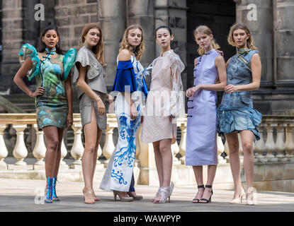 Edinburgh, Royaume-Uni. Août 22, 2019. Les diplômés du Collège International de Shanghai de la mode et de l'Innovation (SCF) ont pris des silhouettes chinois classique, de tissus et de couleurs et leur a donné une touche moderne. La vitrine de la mode - de Shanghai avec l'amour - est une collaboration entre l'Université Donghua et l'Institut Confucius de l'Ecosse dans l'Université d'Édimbourg. Les spectacles ont lieu les 23 et 24 août dans le cadre du Festival Fringe. Credit : Riche de Dyson/Alamy Live News Banque D'Images