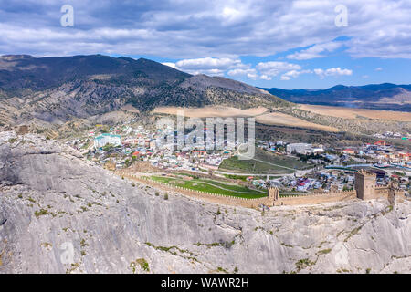 Vue panoramique vue aérienne de la forteresse génoise au lever du soleil à Sudak Banque D'Images