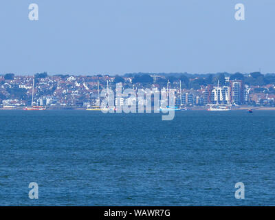 Sheerness, Kent, UK. Le 22 août, 2019. Huit Clipper Round the World Race yachts amarrés au large de la jetée de Southend, La nuit avec un autre 3 se joindre à eux de Margate ce matin comme ils font leur chemin à partir de Gosport à Londres prête pour le début de cette année, la course au 1er septembre. Credit : James Bell/Alamy Live News Banque D'Images