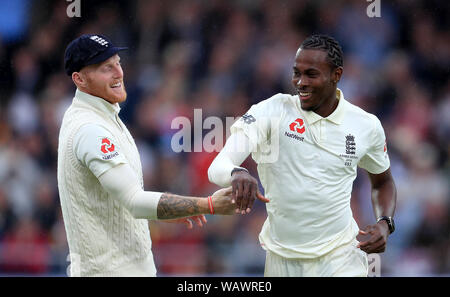 L'Angleterre Jofra Archer (à droite) célèbre en tenant le wicket de Marcus l'Australie Harris au cours de la première journée du troisième test-match cendres à Headingley, Leeds. Banque D'Images