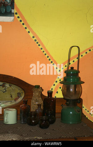 Ornements anciens, à l'intérieur hutte Basotho Village Culturel Basotho, Free State, Afrique du Sud Banque D'Images