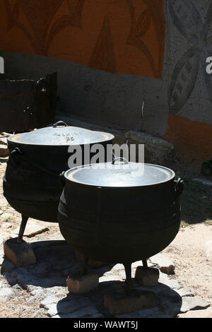Deux pots en fonte potjie, Village Culturel Basotho, Free State, Afrique du Sud Banque D'Images
