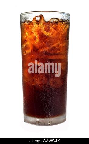 Cola avec des cubes de glace , la surface en verre rempli de gouttes d'eau, douce et froide brun foncé verre isolé sur fond blanc Banque D'Images