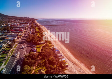 Coucher de soleil sur Dromana littoral. Mornington Peninsula, Victoria, Australie Banque D'Images