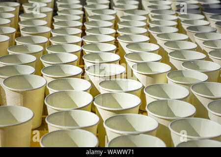 De longues rangées de tasses blanc avec de l'eau en perspective pattern Banque D'Images