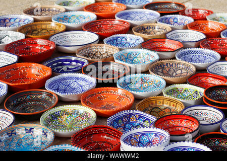 Collection de vaisselle tunisienne. Le modèle traditionnel. Vaisselle en céramique. Les plaques multi-couleur au bazar en Tunisie. Marché de la vaisselle en céramique. Afin Banque D'Images