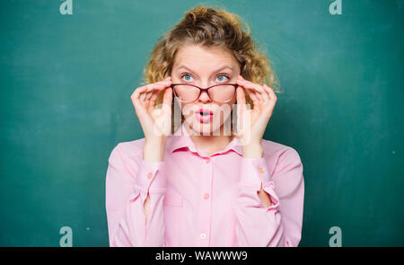 Wow. surpris en étudiant à lunettes tableau. nouvelle année scolaire. Jeune fille se préparer aux examens. Informelle et formelle l'éducation non formelle. girl enseignant à l'école leçon. retour à l'école. vide tableau noir. Banque D'Images