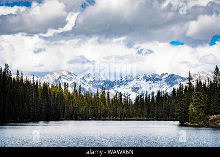 Vue panoramique du lac Rawson dans les Rocheuses en Alberta. Banque D'Images