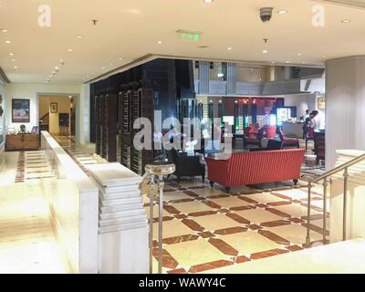 Hall d'accueil avec le point de vue de la réception de l'hôtel Ritz Carlton à Hyderabad en Inde Banque D'Images