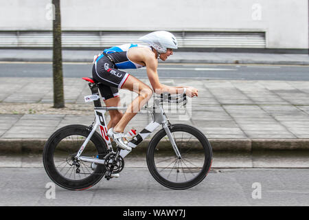 P2 Cervelo Frameset; cadre de vélo, roues de vélo de gros plan, roues de vélo de route, vélos professionnels, jeux de roues, logo Liverpool, Triathlon, Royaume-Uni Banque D'Images