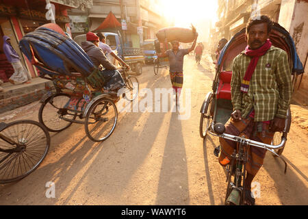 Conducteur de pousse-pousse dans le marché traditionnel sur la rive de la rivière Buriganga à Dhaka, Bangladesh Banque D'Images