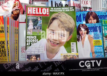 Six à Prince George pour son anniversaire et sa mère Catherine duchesse de Cambridge sur le capot avant de Hello ! Magazine le marchand de Londres UK 2019 Plateau Banque D'Images