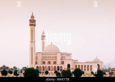 Plus grande mosquée Al Fateh en soirée. Manama, Bahreïn Banque D'Images