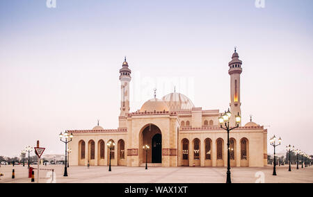 Plus grande mosquée Al Fateh en soirée. Manama, Bahreïn Banque D'Images