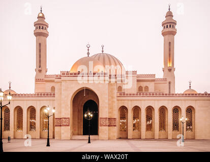 Plus grande mosquée Al Fateh en soirée. Manama, Bahreïn Banque D'Images