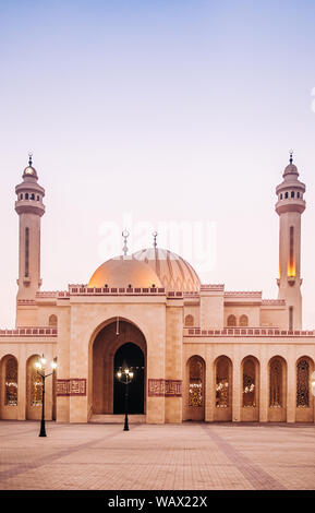 Plus grande mosquée Al Fateh en soirée. Manama, Bahreïn Banque D'Images