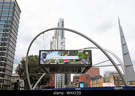 Publicité numérique Google des joueurs de cricket sur écran de panneau d'affichage électronique Old Street Roundabout Shoreditch Londres Royaume-Uni Grande-Bretagne KATHY DEWITT Banque D'Images