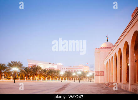 Plus grande mosquée Al Fateh en soirée. Manama, Bahreïn Banque D'Images