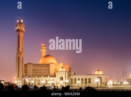 Plus grande mosquée Al Fateh en soirée. Manama, Bahreïn Banque D'Images