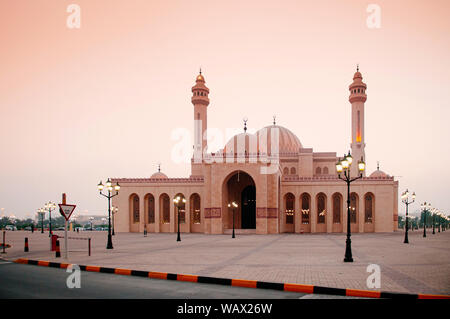 Al Fateh mosque in soir ciel coucher de soleil chaud de l'attraction plus iconiques Manama, Bahreïn Banque D'Images