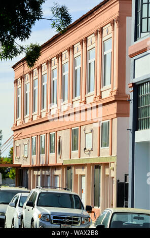 Utilisation mixte situé à l'angle de l'Avenue du chemin de fer et la 4e Rue, Pittsburg en Californie Banque D'Images