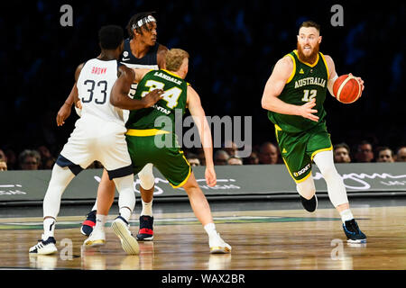 Melbourne, Australie. Août 22, 2019. 22 août 2019 Marvel ; Stadium, Melbourne, Victoria, Australie ; Basket-ball International, Etats-Unis d'Amérique contre l'Australie Boomers ; Aron Baynes de l'Australie se déplace la balle vers le but - éditorial uniquement. Credit : Action Plus Sport Images/Alamy Live News Banque D'Images