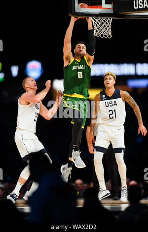 Melbourne, Australie. Août 22, 2019. 22 août 2019 Marvel ; Stadium, Melbourne, Victoria, Australie ; Basket-ball International, Etats-Unis d'Amérique et l'Australie ; boom de l'Australie Andrew Bogut qui slam dunks un objectif - un usage éditorial uniquement. Credit : Action Plus Sport Images/Alamy Live News Banque D'Images