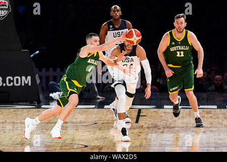 Melbourne, Australie. Août 22, 2019. 22 août 2019 Marvel ; Stadium, Melbourne, Victoria, Australie ; Basket-ball International, Etats-Unis d'Amérique contre l'Australie Boomers ; Chris Goulding de l'Australie atteint pour la balle lâche - éditorial uniquement. Credit : Action Plus Sport Images/Alamy Live News Banque D'Images