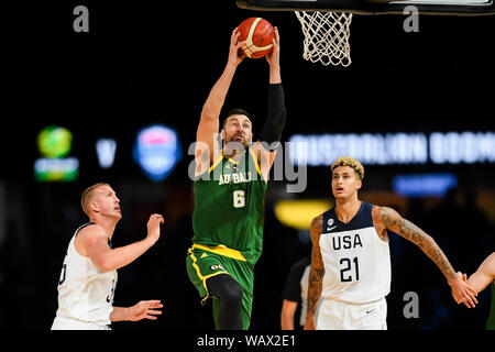 Melbourne, Australie. Août 22, 2019. 22 août 2019 Marvel ; Stadium, Melbourne, Victoria, Australie ; Basket-ball International, Etats-Unis d'Amérique et l'Australie ; boom de l'Australie Andrew Bogut qui slam dunks un panier - éditorial uniquement. Credit : Action Plus Sport Images/Alamy Live News Banque D'Images