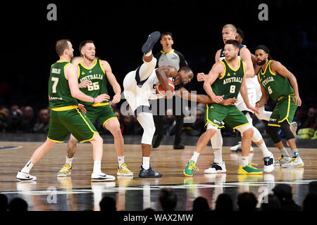 Melbourne, Australie. Août 22, 2019. 22 août 2019 Marvel ; Stadium, Melbourne, Victoria, Australie ; Basket-ball International, United States of America comparativement à l'Australie de basket-ball-boom ; Harrison Barnes des USA s'empare de la reprise et des terres - maladroitement un usage éditorial uniquement. Credit : Action Plus Sport Images/Alamy Live News Banque D'Images