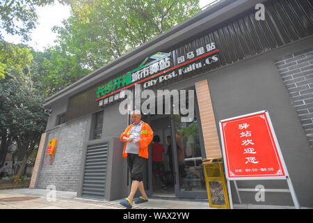 Changsha, Chine, province du Hunan. Août 21, 2019. Un travailleur de l'assainissement quitte une ville 'post', une installation publique pour les gens de se reposer et se détendre, à Changsha, Province du Hunan en Chine centrale, le 21 août, 2019. Crédit : Chen Zeguo/Xinhua/Alamy Live News Banque D'Images