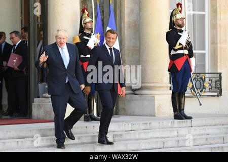 Premier ministre Boris Johnson rencontre le président français Emmanuel Macron à l'Elysée à Paris suite des pourparlers pour tenter de sortir de l'impasse Brexit. Banque D'Images