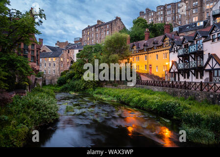 Les bâtiments traditionnels de l'eau sur Leith dans le centre d'Édimbourg au crépuscule Banque D'Images