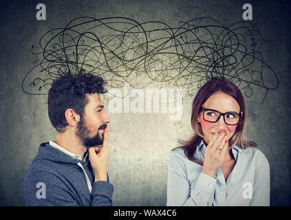 Anxieux scirpe woman looking at un bel homme à la fois d'échanger les uns avec les autres avec beaucoup de pensées Banque D'Images