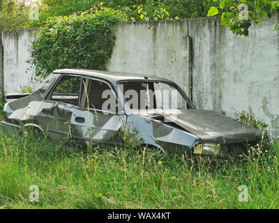 Voiture accidentée abandonnée après l'accident de la route sur le côté de la route Banque D'Images