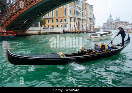 Venise, Italie - 09 Février 2019 : Ponte dell'Accademia et gondola passant sous le pont sur le grand canal. Banque D'Images