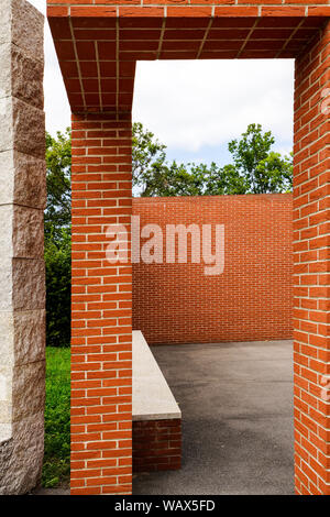 Álvaro Siza à travailler la promenade avec "ouvrir" à la Vitra, Weil am Rhein, Allemagne. Banque D'Images