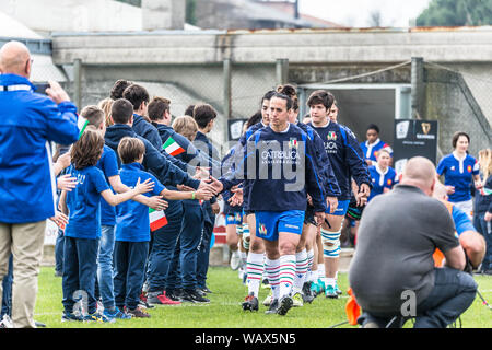 Le nostre ragazze che entrano in campo accompagnate dal Valsugana rugby pendant ITALIA VS FRANCIA - SEI NAZIONI FEMMINILE, Padova, Italie, 17 mars 2019, Banque D'Images