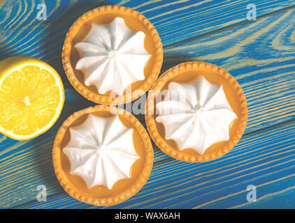 Tarte citron meringuée. Petit Dessert tarte au citron meringuée au citron pâte brisée crème anglaise moelleux et Remplissage Remplissage Meringue isolé sur un blanc retour Banque D'Images