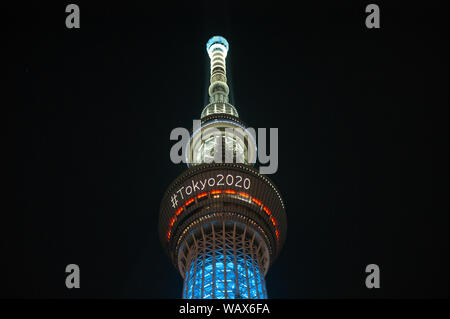 Tokyo, Japon - 29 juillet 2019 : La tour skytree est illuminé la nuit annonçant les jeux olympiques de Tokyo 2020 avec un hashtag. Banque D'Images