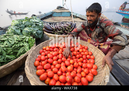 Les vendeurs de marché vendre des légumes pour le marché sur les rives de la rivière Buriganga à Dhaka, Bangladesh Banque D'Images