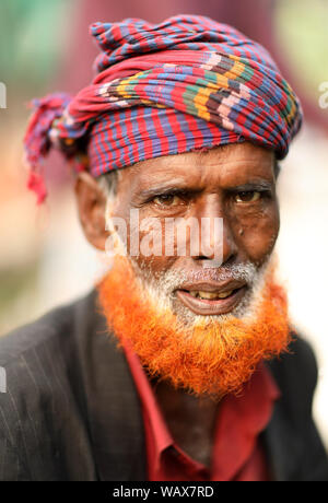 Vendeur de marché dans le marché sur les rives de la rivière Buriganga dans Old Dhaka, Bangladesh Banque D'Images