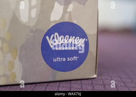 Close-up de logo pour mouchoirs Kleenex sur une table mauve, une marque de Kimberly Clark, le 21 août 2019. () Banque D'Images