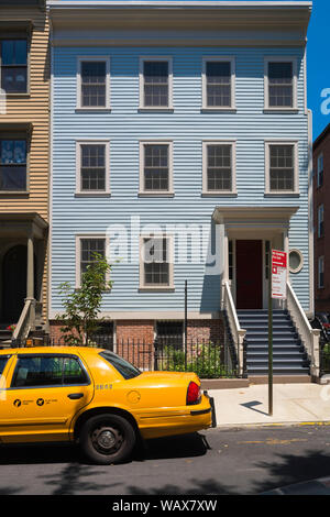 Brooklyn Heights, vue sur une maison typique de panneau bleu dans une rue résidentielle de Brooklyn Heights, New York City, États-Unis Banque D'Images