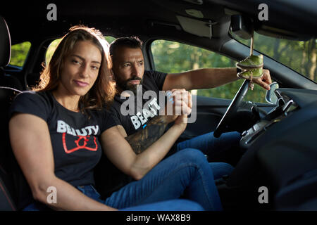 Couple heureux avec leur voiture Banque D'Images