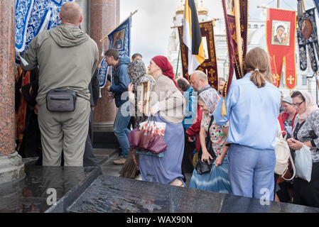 Après les 10km à travers la ville, les pèlerins se ruent avec leurs sacs et leurs portraits du Saint-tsar Nicolas dans l'église sur le sang. Une petit Banque D'Images