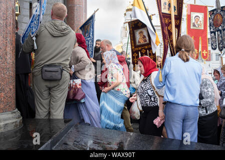 Après les 10km à travers la ville, les pèlerins se ruent avec leurs sacs et leurs portraits du Saint-tsar Nicolas dans l'église sur le sang. Une petit Banque D'Images